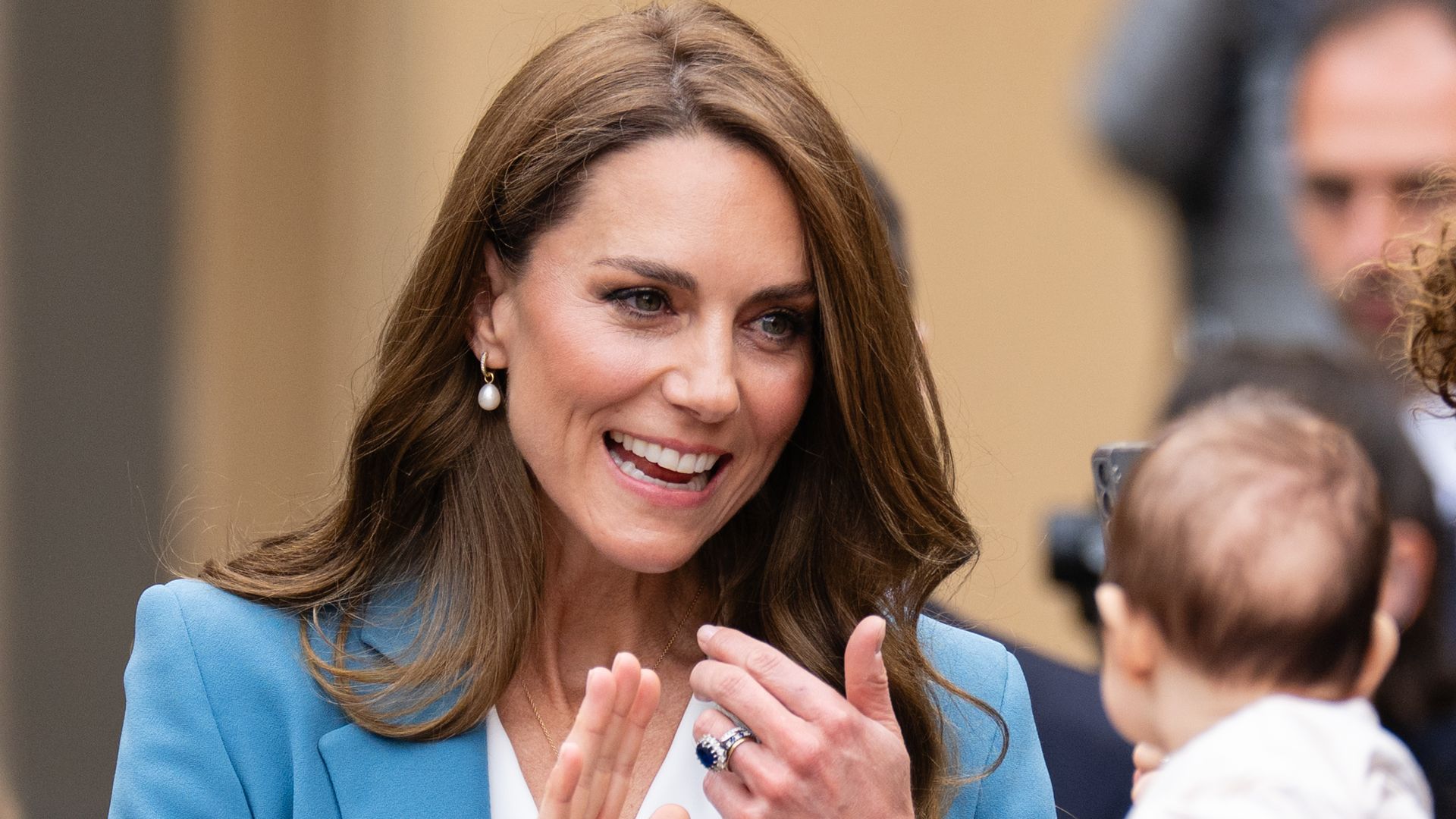https://www.hola.com/us/horizon/landscape/b8f61fdb3c7d-reggio-emilia-italy-catherine-princess-of-wales-meets-a-baby-in-the-crowd-visits.jpg?im=Resize=(1200)