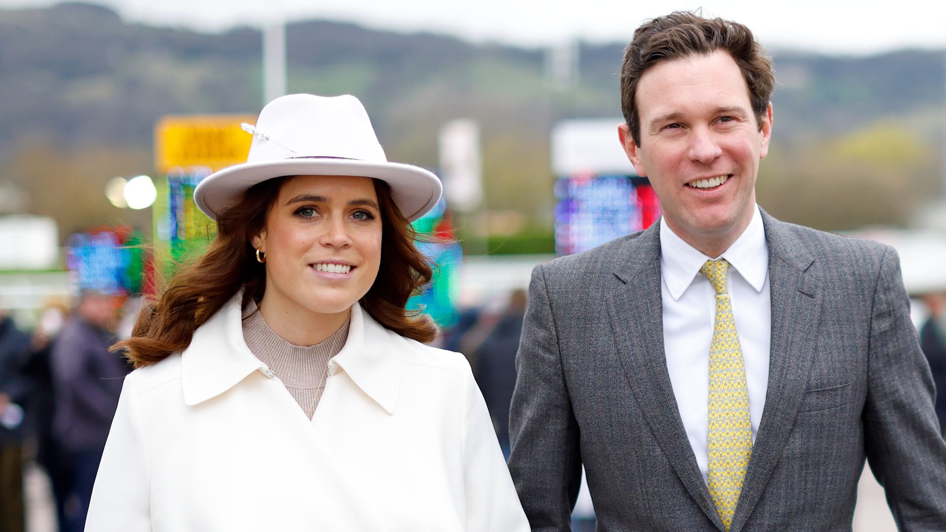https://www.hola.com/us/horizon/landscape/b946608ad59f-cheltenham-united-kingdom-princess-eugenie-jack-brooksbank-mike-tindall-and-zara.jpg?im=Resize=(1200)