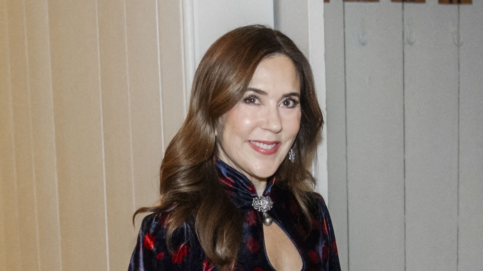 Queen Mary and Queen Margrethe are received by representatives of the supporting funds and by the director of the Theatre Museum at the Court Theatre, Peter Christensen Teilmann
