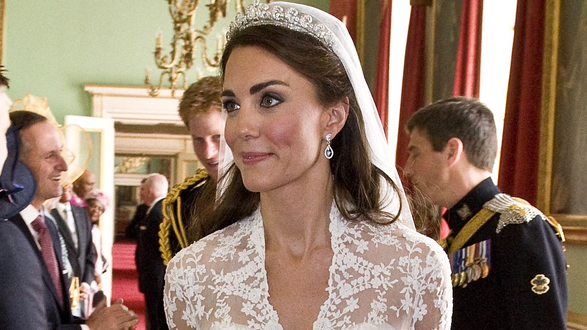 https://www.hola.com/us/horizon/landscape/b9f1556f44e7-kate-middleton-who-has-been-given-the-title-the-duchess-of-cambridge-arrive-to-m.jpg?im=Resize=(1200)