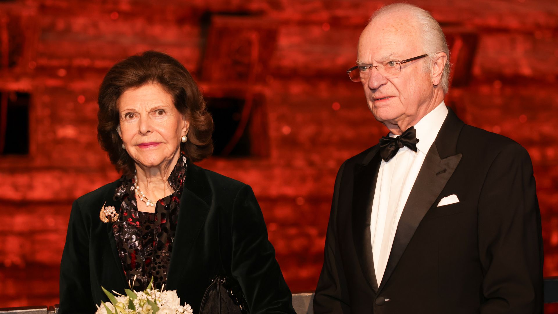https://www.hola.com/us/horizon/landscape/b9facdf75614-stockholm-sweden-queen-silvia-of-sweden-and-king-carl-xvi-gustaf-of-sweden-atten.jpg?im=Resize=(1200)