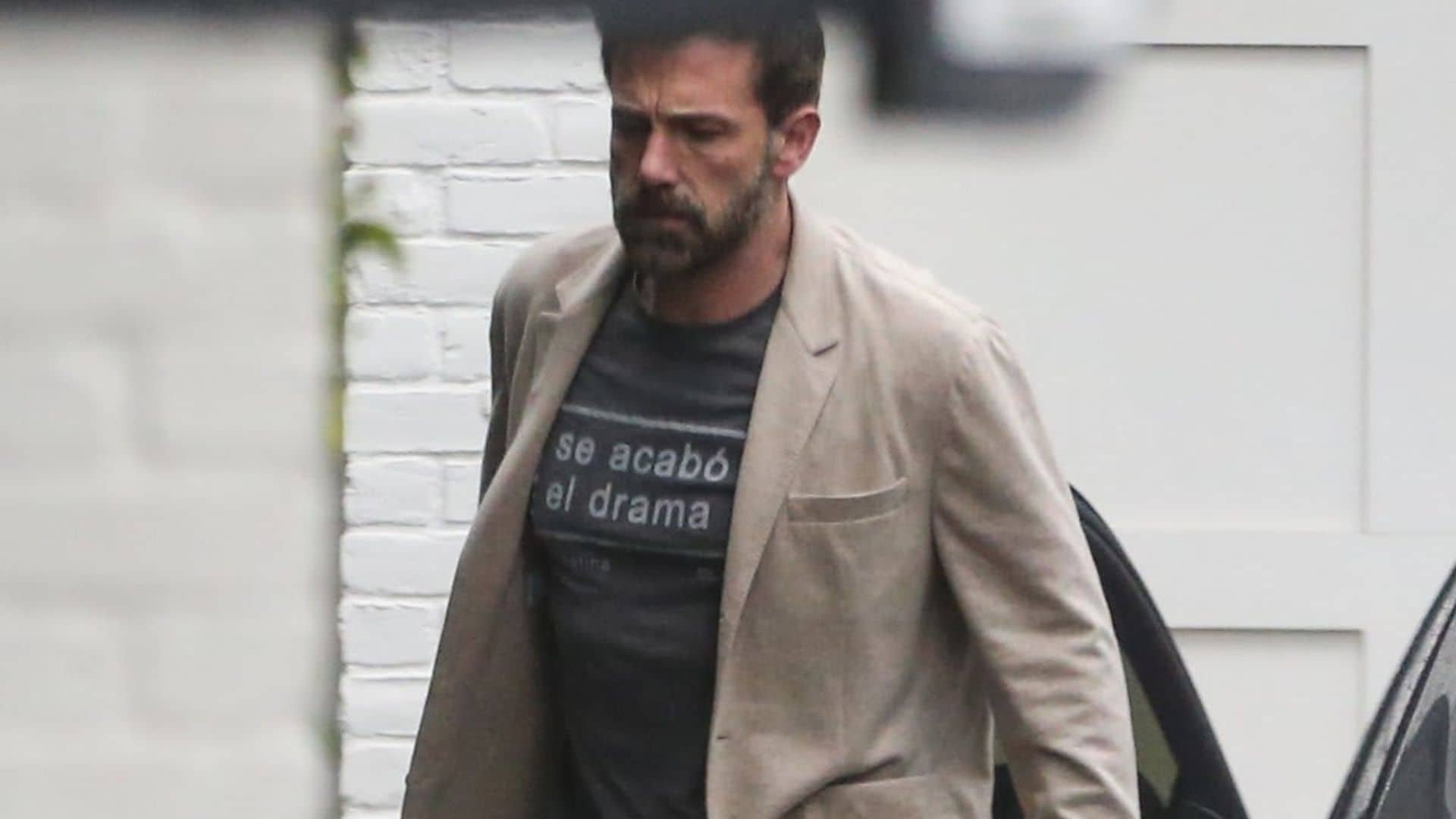 Ben Affleck has a new mindset, wears t-shirt that reads ‘se acabó el drama’