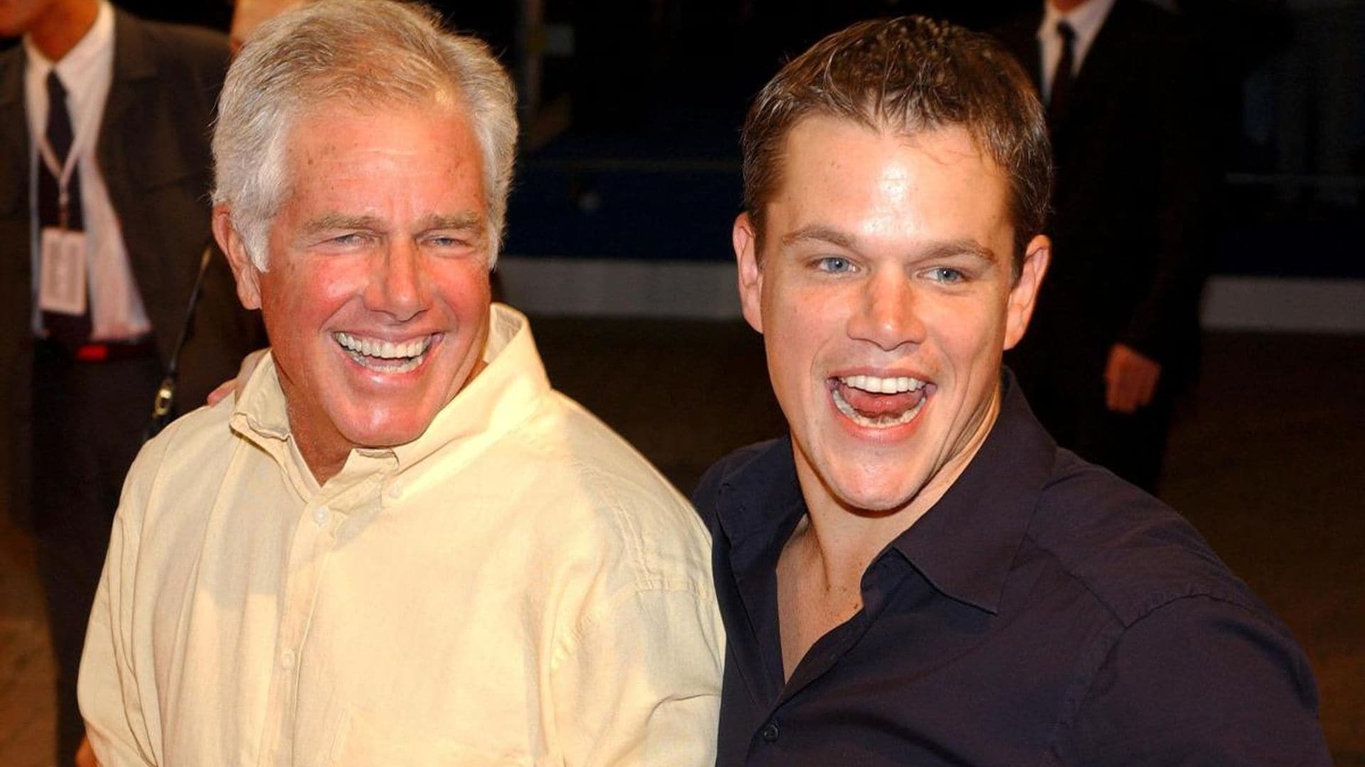 Matt Damon gets a tattoo dedicated to his late father, then gives his first tattoo