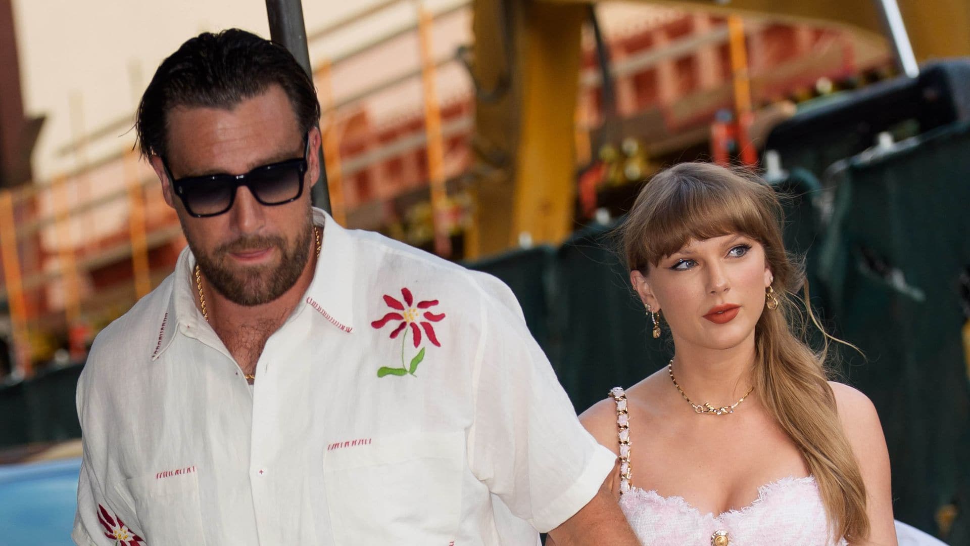 
06/28/2025 Taylor Swift and Travis Kelce head to dinner in New York City. The 35 year old American singer-songwriter wore a pink mini dress with gold button paired with beige heels. Travis kept things cool in a white top paired with black trousers, white socks and black loafers.****

Taylor Swift y Travis Kelce salen a cenar en Nueva York. La cantante estadounidense, de 35 años, deslumbró con un minivestido rosa con botones dorados, que combinó con tacones beige. Por su parte, Travis optó por un look relajado con camiseta blanca, pantalones negros, calcetas blancas y mocasines negros.
