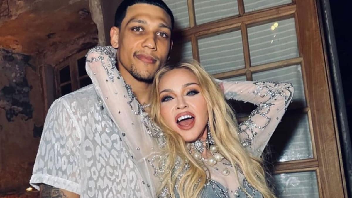 Madonna’s boyfriend Josh Popper joins her on stage in New York City concert(01)