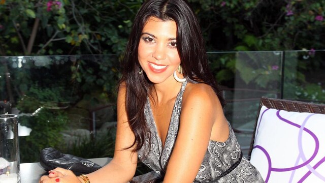 Kourtney Kardashian cabello con suaves ondas
