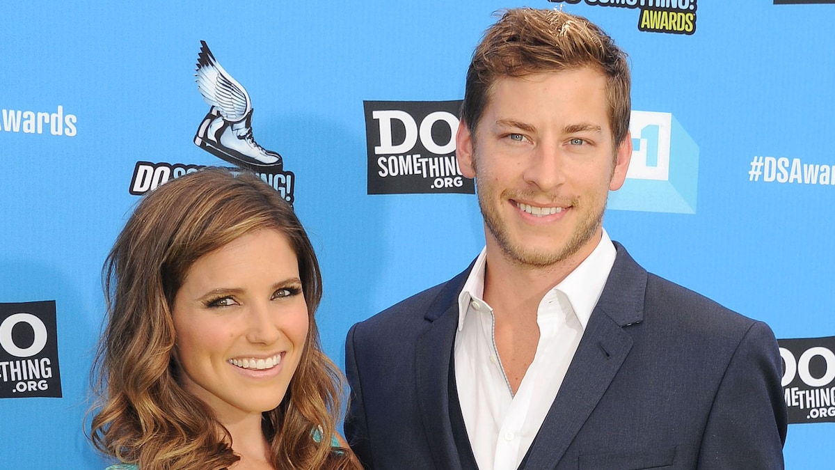 https://www.hola.com/us/horizon/landscape/bd3a2341ec25-hollywood-cahost-sophia-bush-and-google-executive-dan-fredinburg-arrive-at-the-d.jpg?im=Resize=(1200)