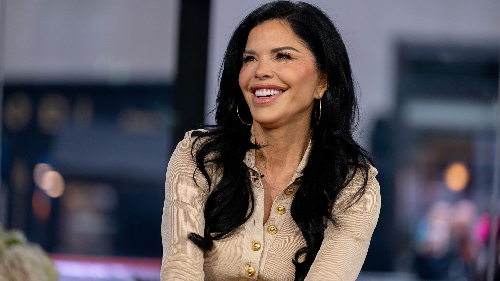 https://www.hola.com/us/horizon/landscape/be4844edd531-lauren-sanchez-on-wednesday-november-20-2024.jpg?im=Resize=(1200)