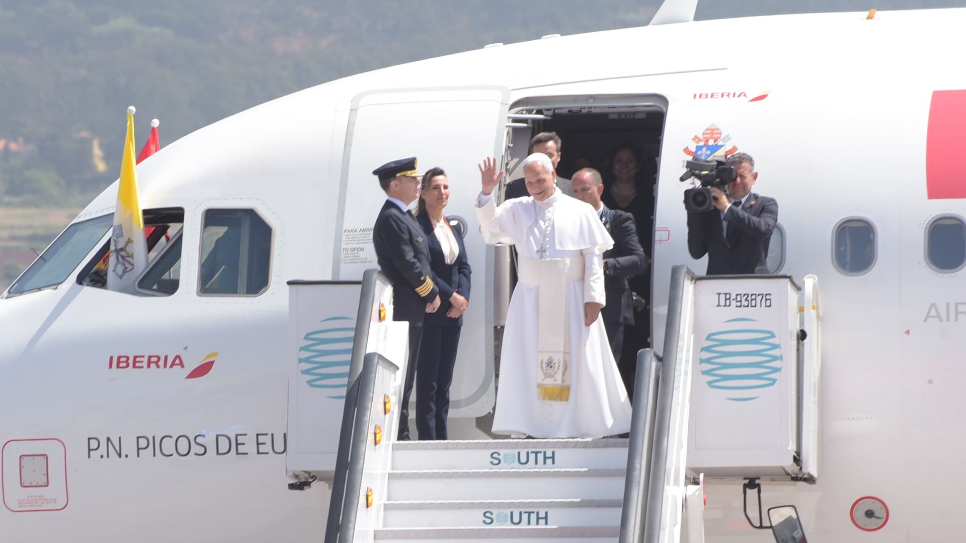 Pope Leo XIV to Switch Aircraft After Technical Failure