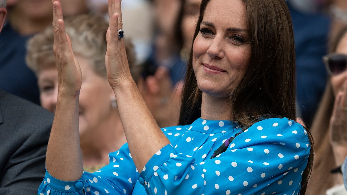 https://www.hola.com/us/horizon/landscape/bfc7c4345c25-london-england-catherine-duchess-of-cambridge-in-the-centre-court-royal-box-on-d.jpg?im=Resize=(1200)