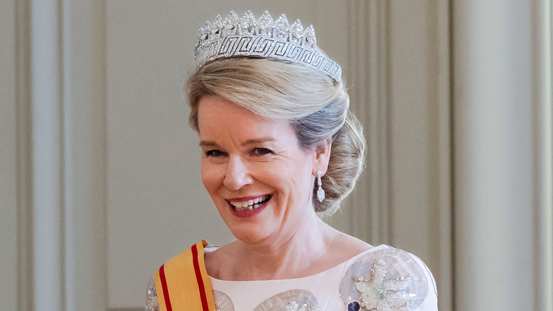 https://www.hola.com/us/horizon/landscape/c10ab3c498b7-brussels-belgium-queen-mathilde-of-belgium-and-empress-masako-of-japan-arrive-fo.jpg?im=Resize=(1200)