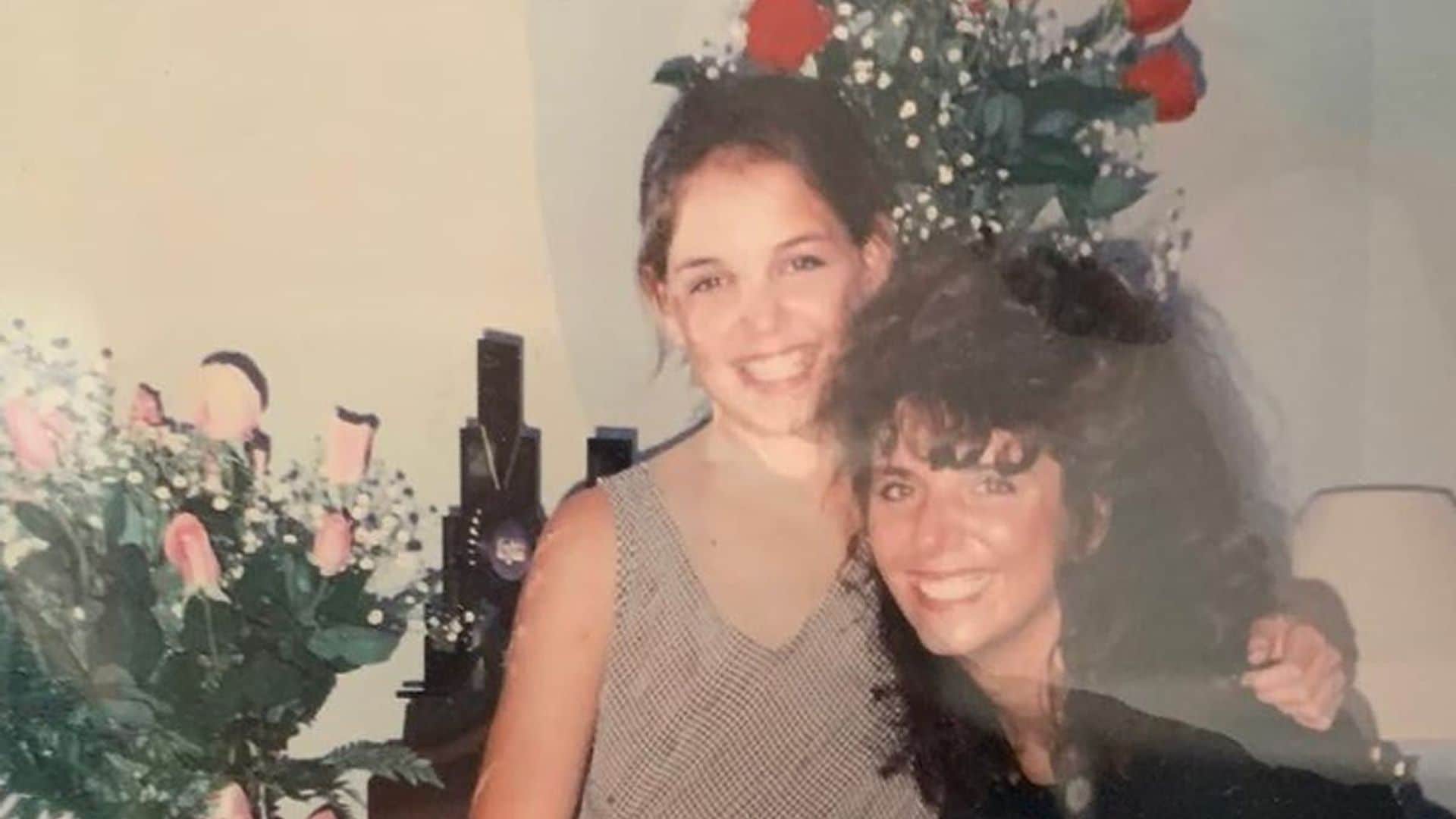 Katie Holmes is all smiles with her 3 sisters in this adorable throwback