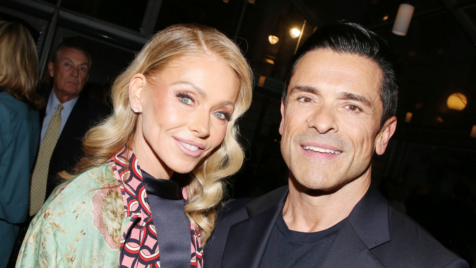 https://www.hola.com/us/horizon/landscape/c1a09b1bbcdd-new-york-new-york-kelly-ripa-and-mark-consuelos-pose-at-the-opening-night-after.jpg?im=Resize=(1200)