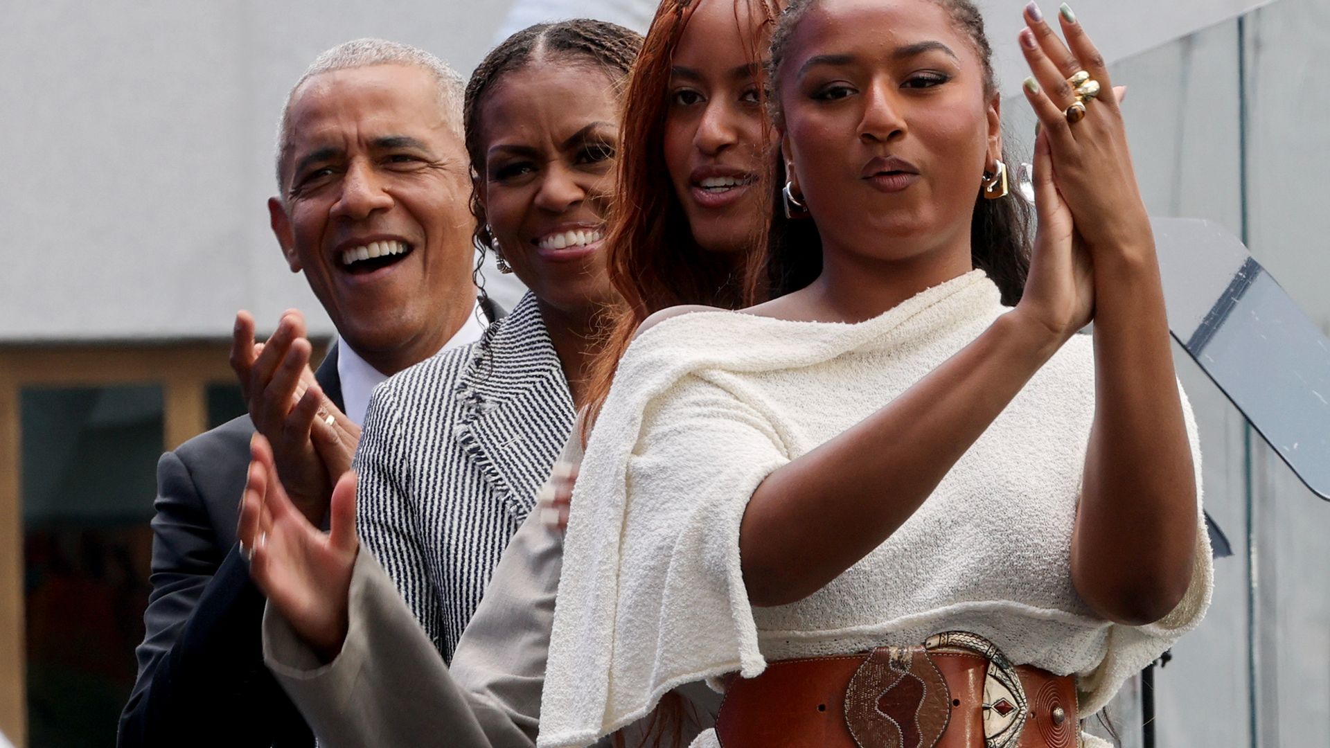 https://www.hola.com/us/horizon/landscape/c1bee2ca5ac5-chicago-illinois-former-u-s-president-barack-obama-former-first-lady-michelle-ob.jpg?im=Resize=(1200)