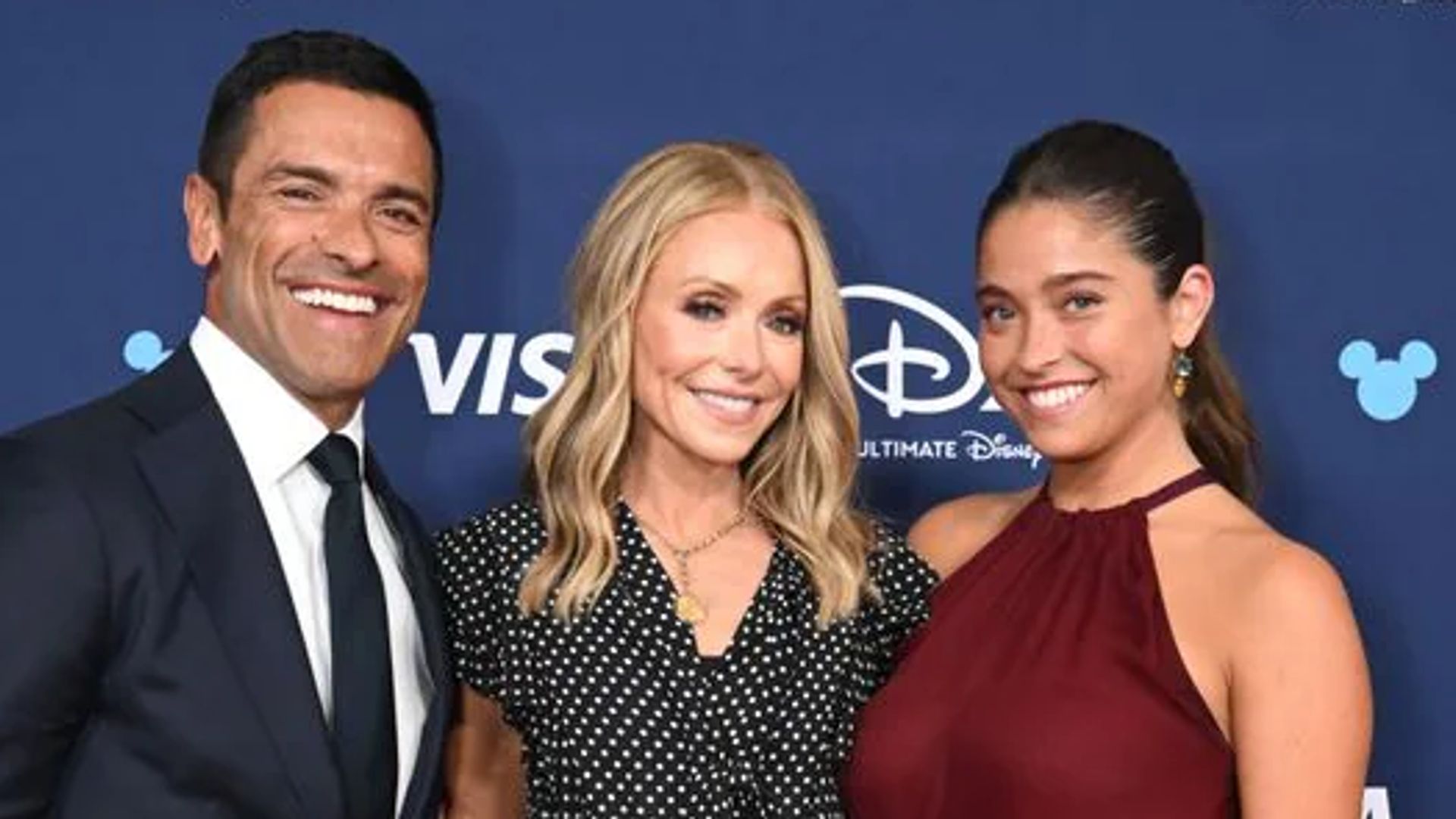 Kelly Ripa and Mark Consuelos surprise Lola for her debut…