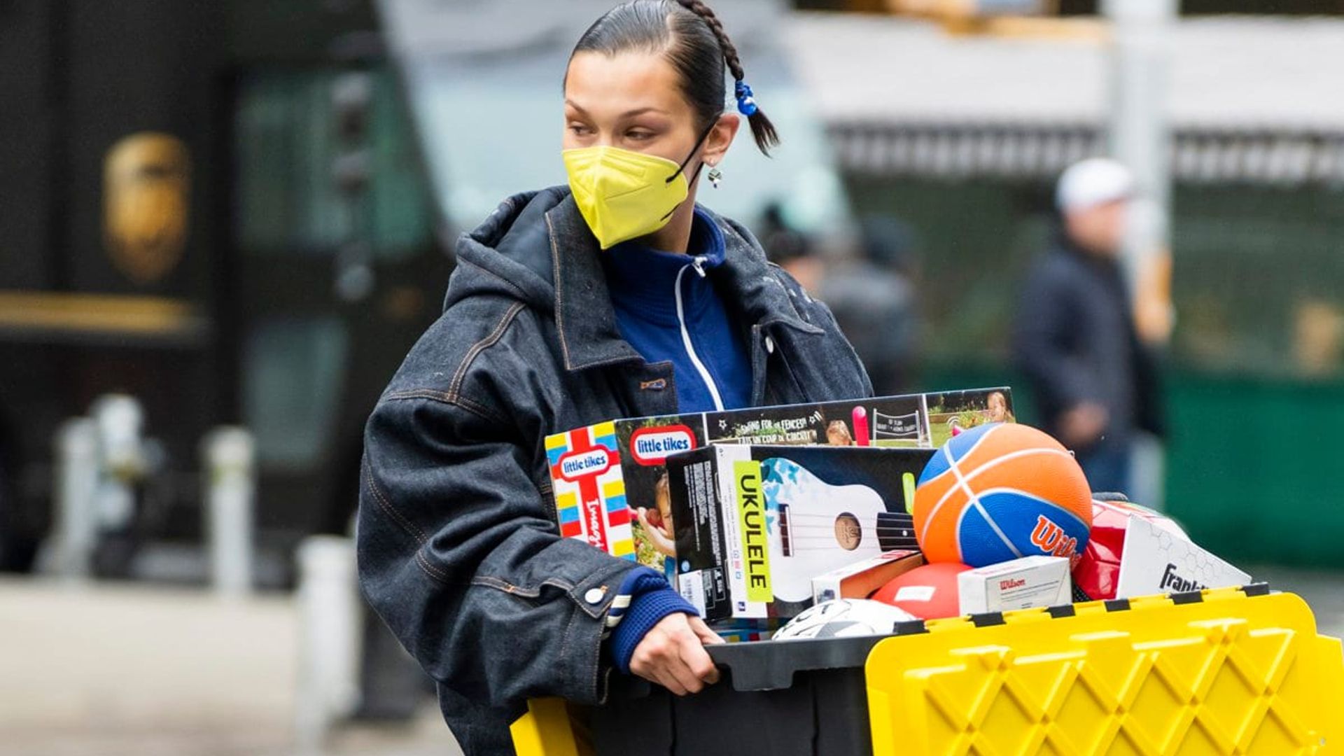 Bella Hadid collects toys in New York to deliver them to the city’s underprivileged
