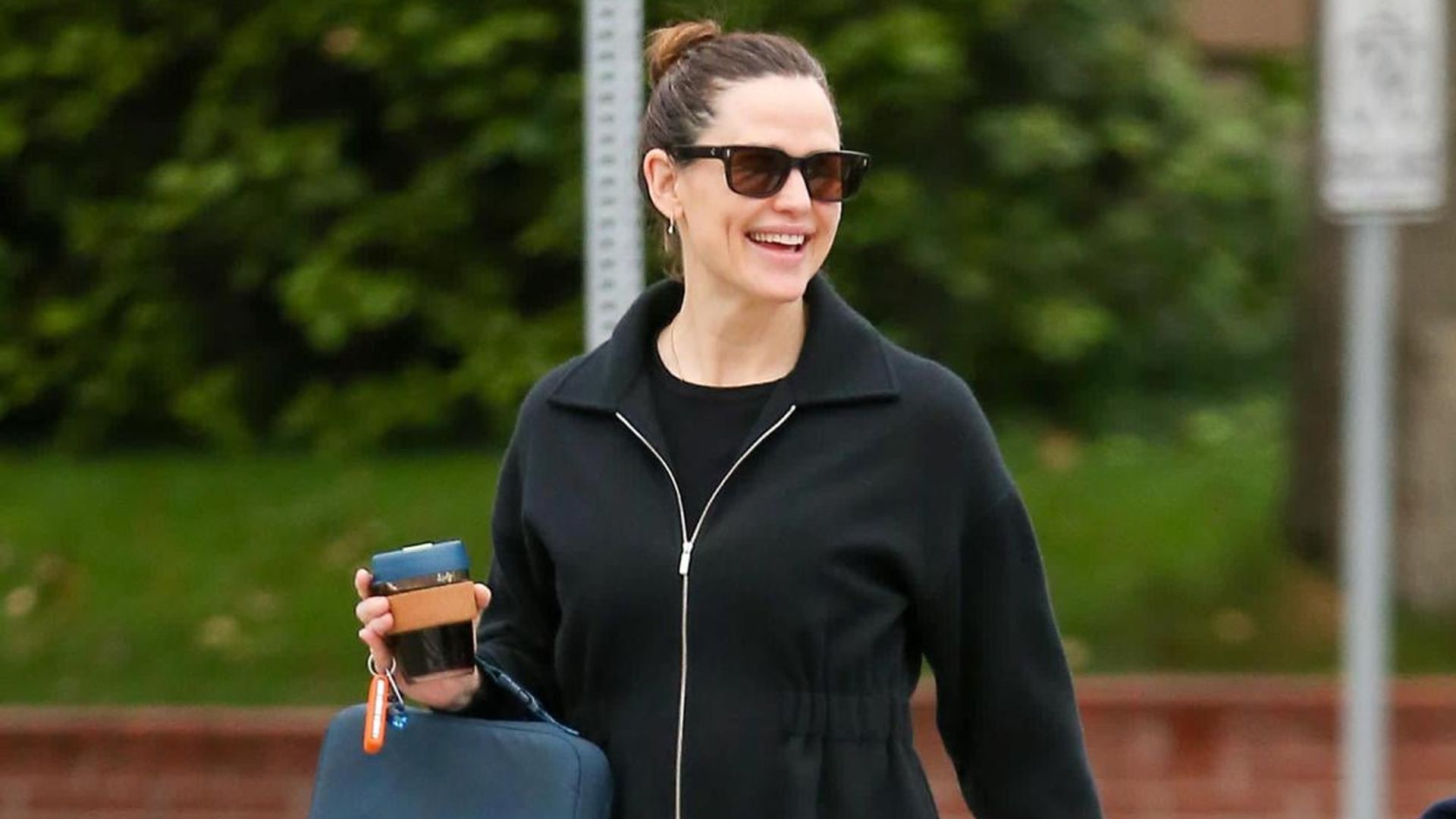 Jennifer Garner’s dog completes the ‘paws in’ challenge