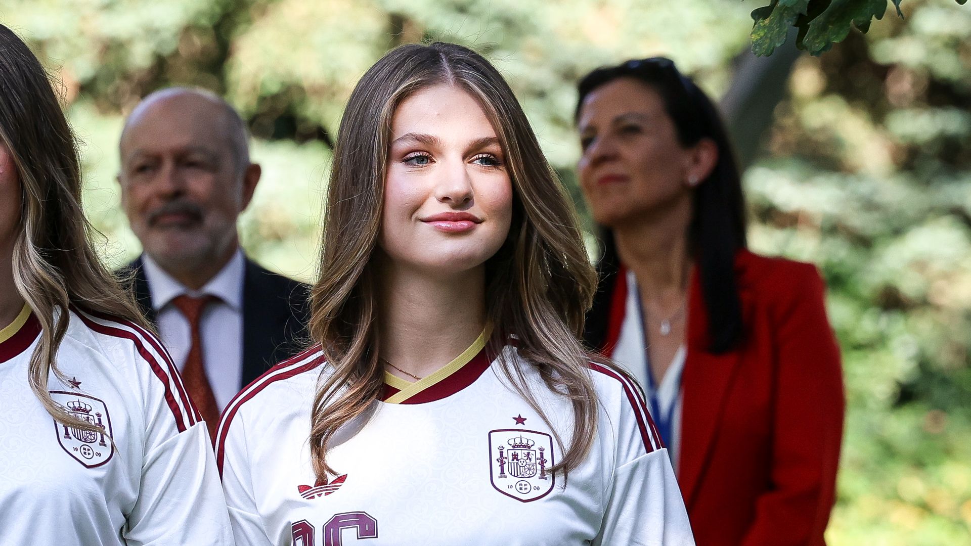 https://www.hola.com/us/horizon/landscape/c428041c0e04-madrid-spain-crown-princess-leonor-of-spain-meets-national-football-team-after-t.jpg?im=Resize=(1200)