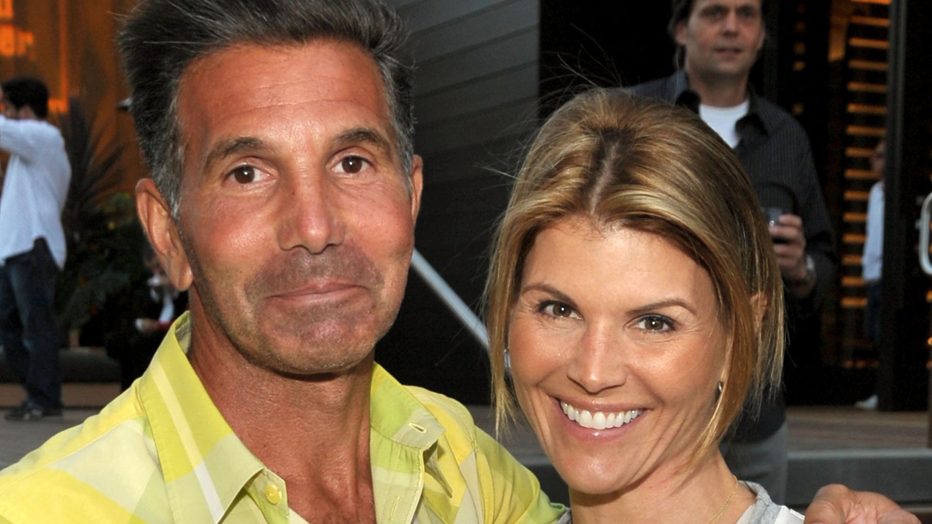 https://www.hola.com/us/horizon/landscape/c430448be264-malibu-ca-designer-mossimo-giannulli-and-actress-lori-loughlin-attend-the-malibu.jpg?im=Resize=(1200)