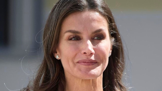Queen Letizia presents award to winner wearing the same dress: See the photos