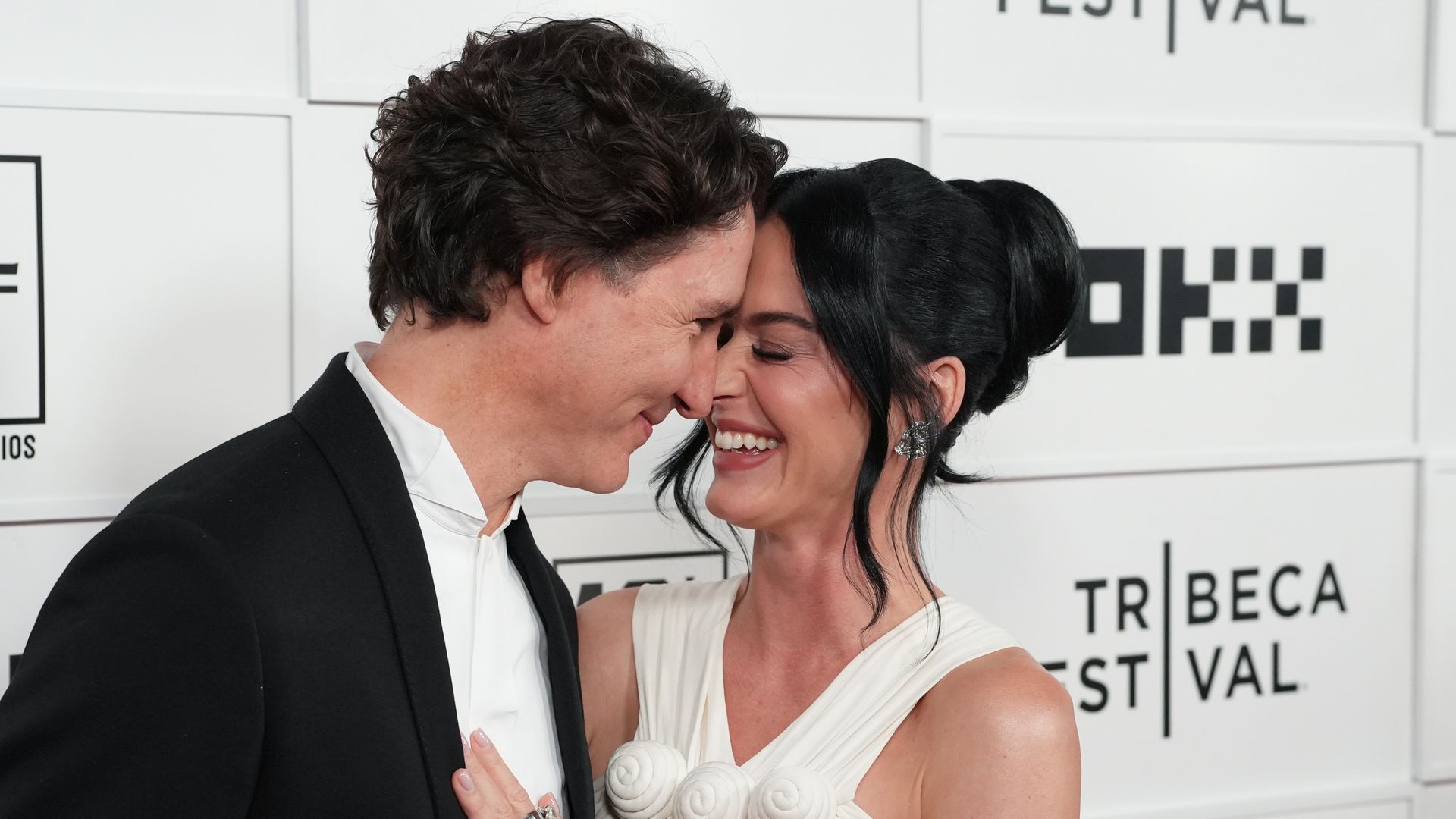 https://www.hola.com/us/horizon/landscape/c535c3bc2ab6-new-york-new-york-justin-trudeau-and-katy-perry-attend-the-2026-tribeca-festival.jpg?im=Resize=(1200)