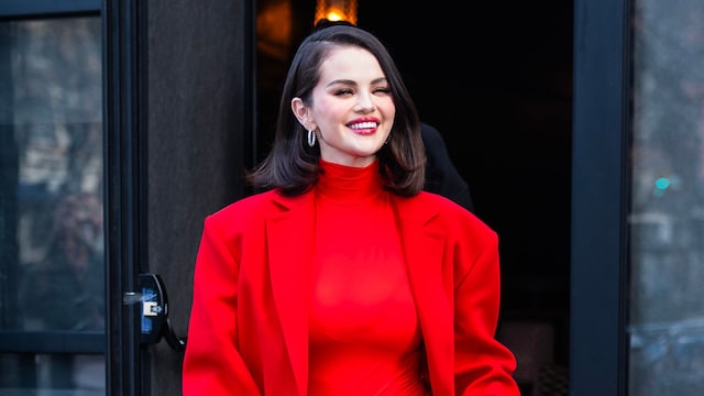 Selena Gomez shows off her figure in timeless dress