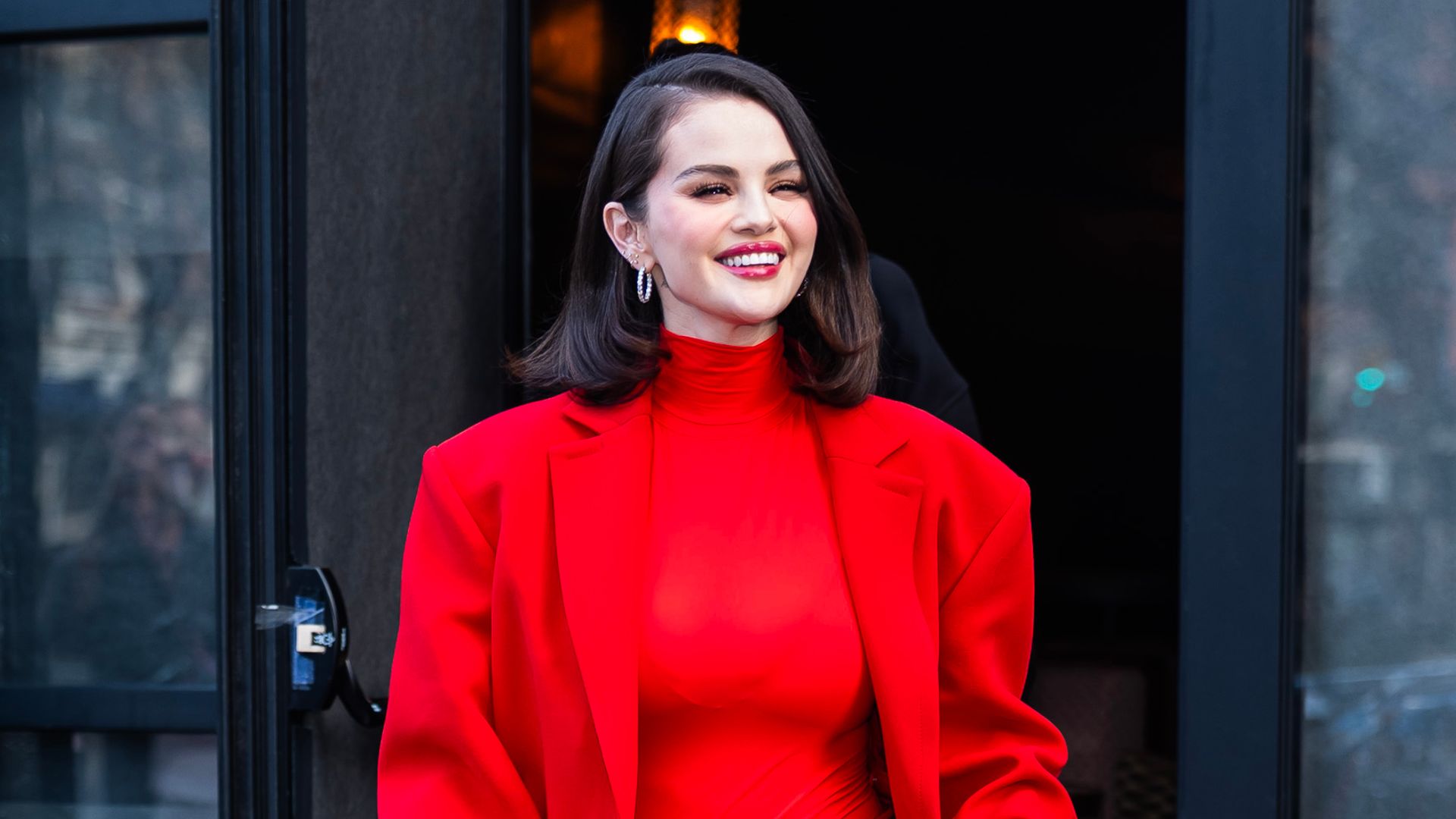 https://www.hola.com/us/horizon/landscape/c6413fc985b6-new-york-new-york-selena-gomez-attends-a-rare-beauty-event-for-new-bouncy-blush-.jpg?im=Resize=(1200)