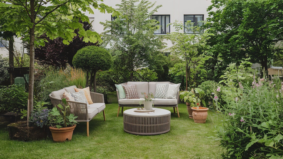 https://www.hola.com/us/horizon/landscape/c6521479bd21-green-summer-garden-with-sofa-and-coffee-table.jpg?im=Resize=(1200)
