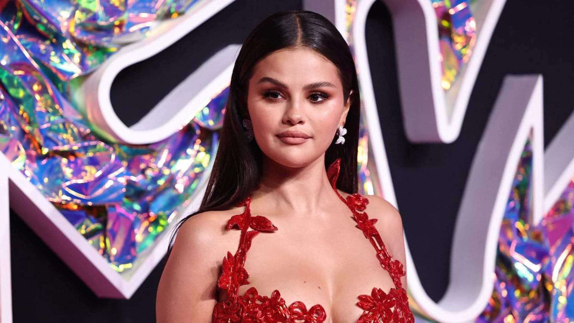 Selena Gomez debuts lighter hair color just in time for the holidays