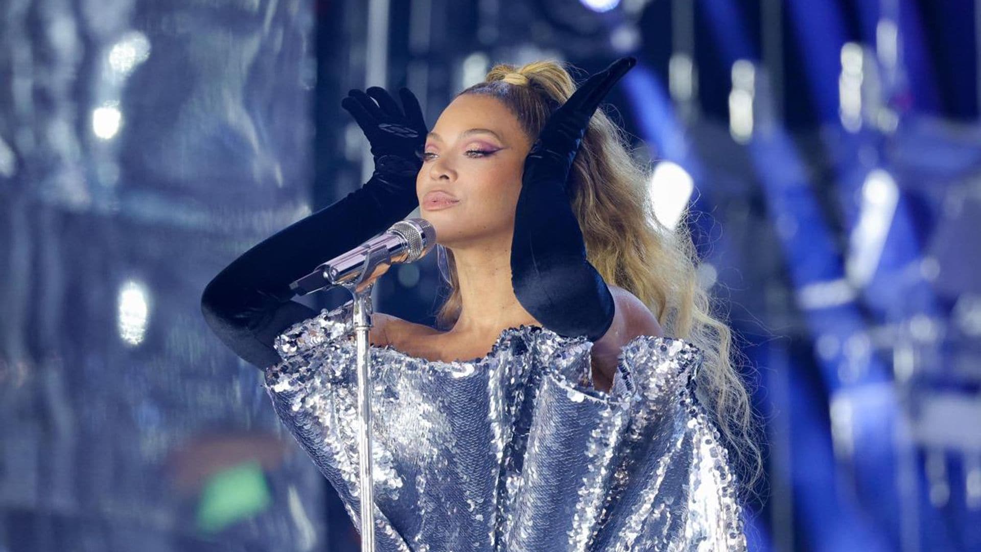Beyoncé gets frustrated at crew members for not turning her fan on while singing onstage