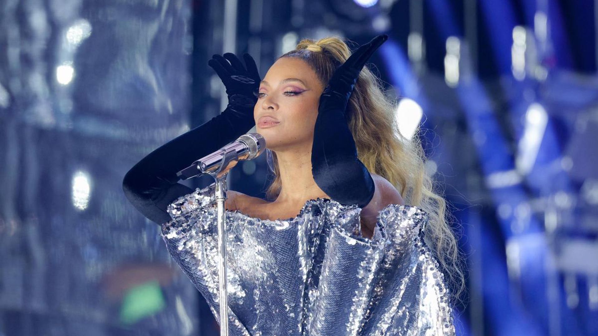 Beyoncé gets frustrated at crew member for unexpected hiccup