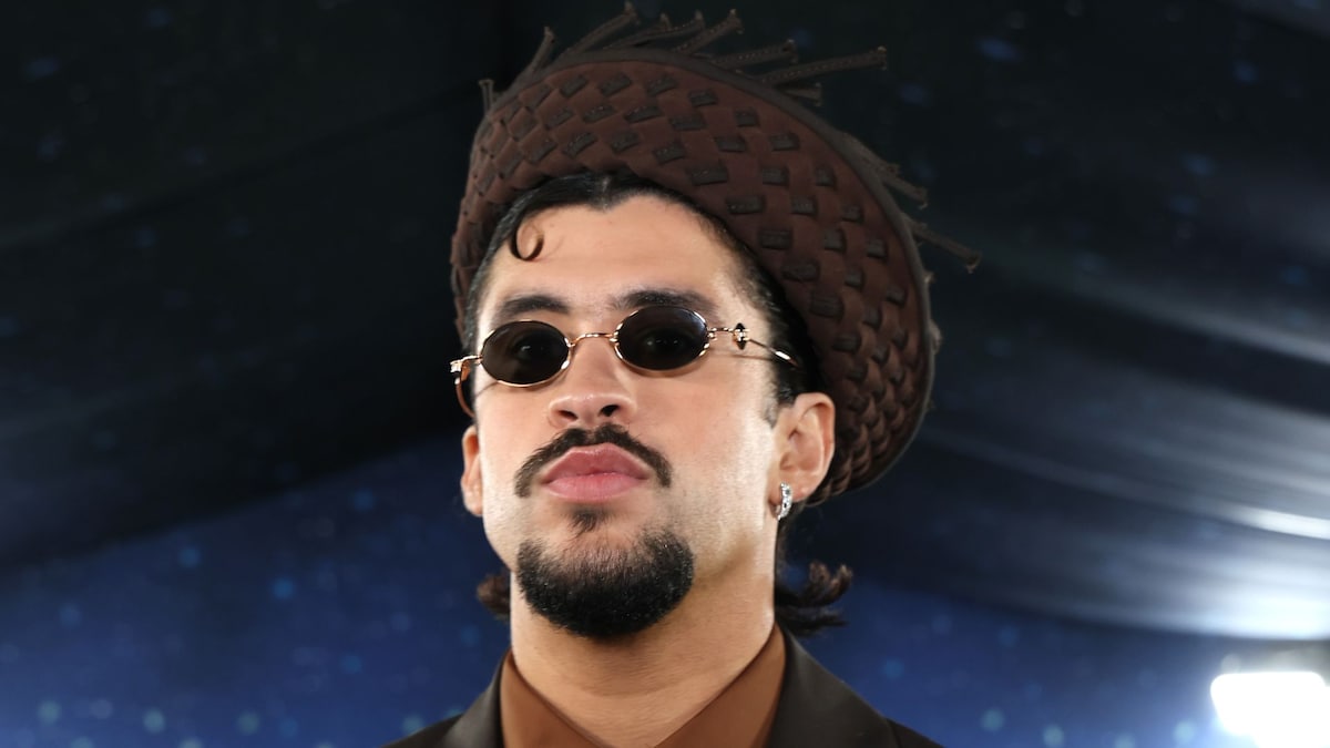 https://www.hola.com/us/horizon/landscape/c86ff205cf1e-new-york-new-york-bad-bunny-attends-the-2025-met-gala-celebrating-superfine-tail.jpg?im=Resize=(1200)