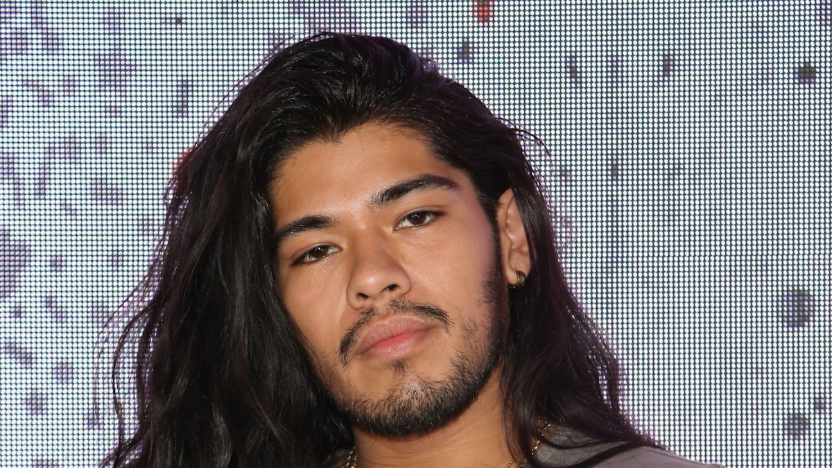 https://www.hola.com/us/horizon/landscape/c8da2fc2918f-las-vegas-nv-hair-stylist-jesus-guerrero-attends-the-morphe-store-opening-at-the.jpg?im=Resize=(1200)