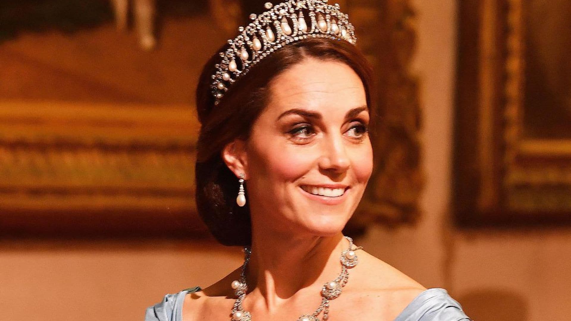 Kate Middleton apologizes for not wearing a tiara