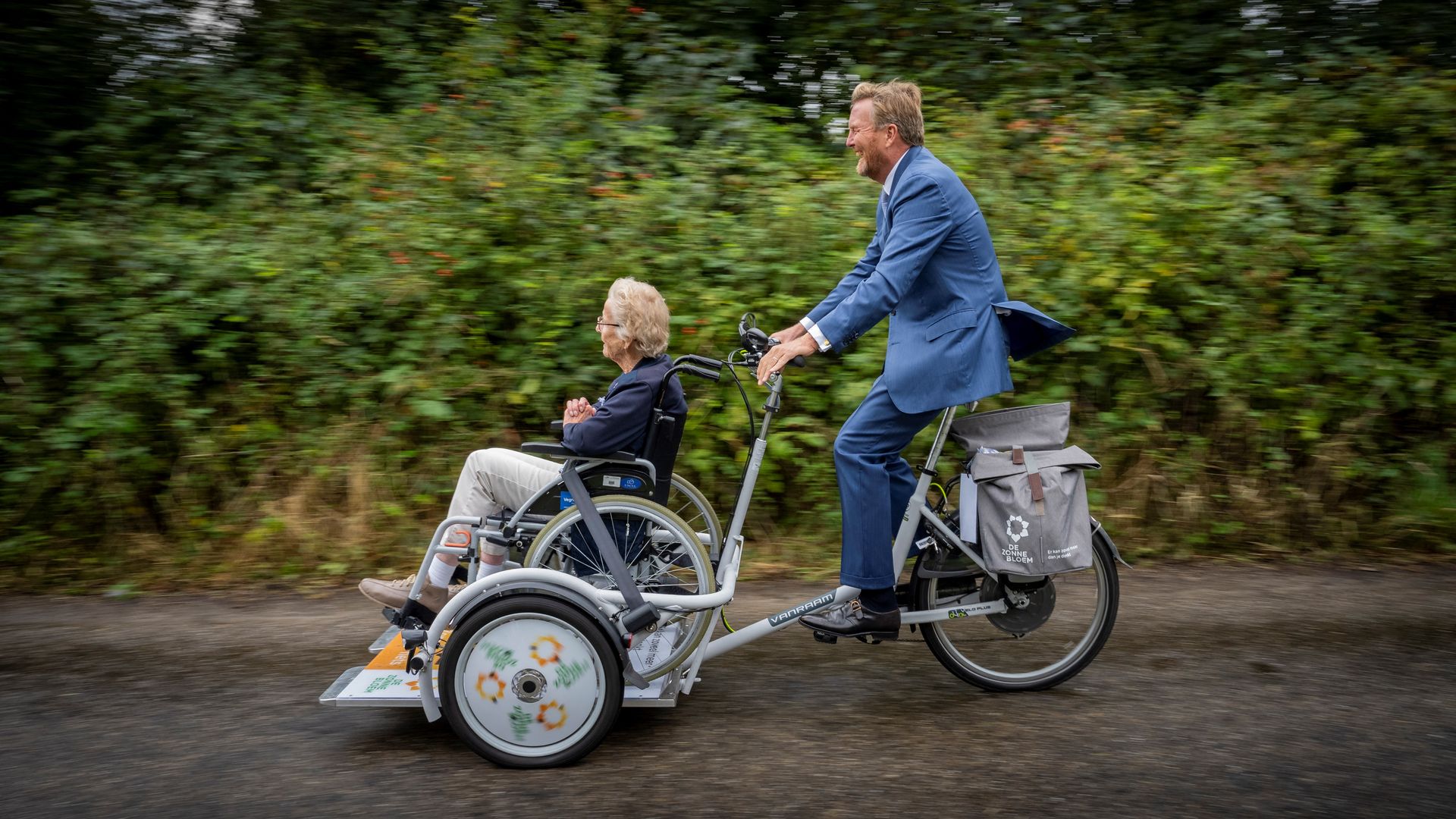King Willem-Alexander takes a wheelchair bike for a ride: 'I hope you ...
