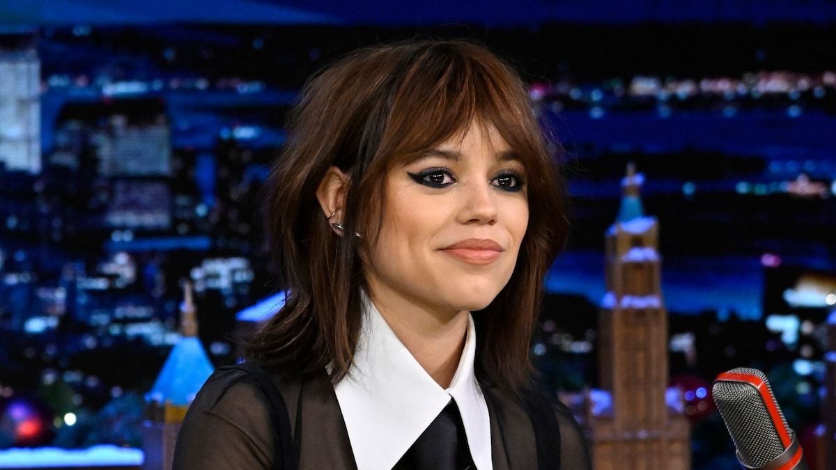 https://www.hola.com/us/horizon/landscape/cc967efad158-the-tonight-show-starring-jimmy-fallon-episode-1768-pictured-actress-jenna-orteg.jpg?im=Resize=(1200)