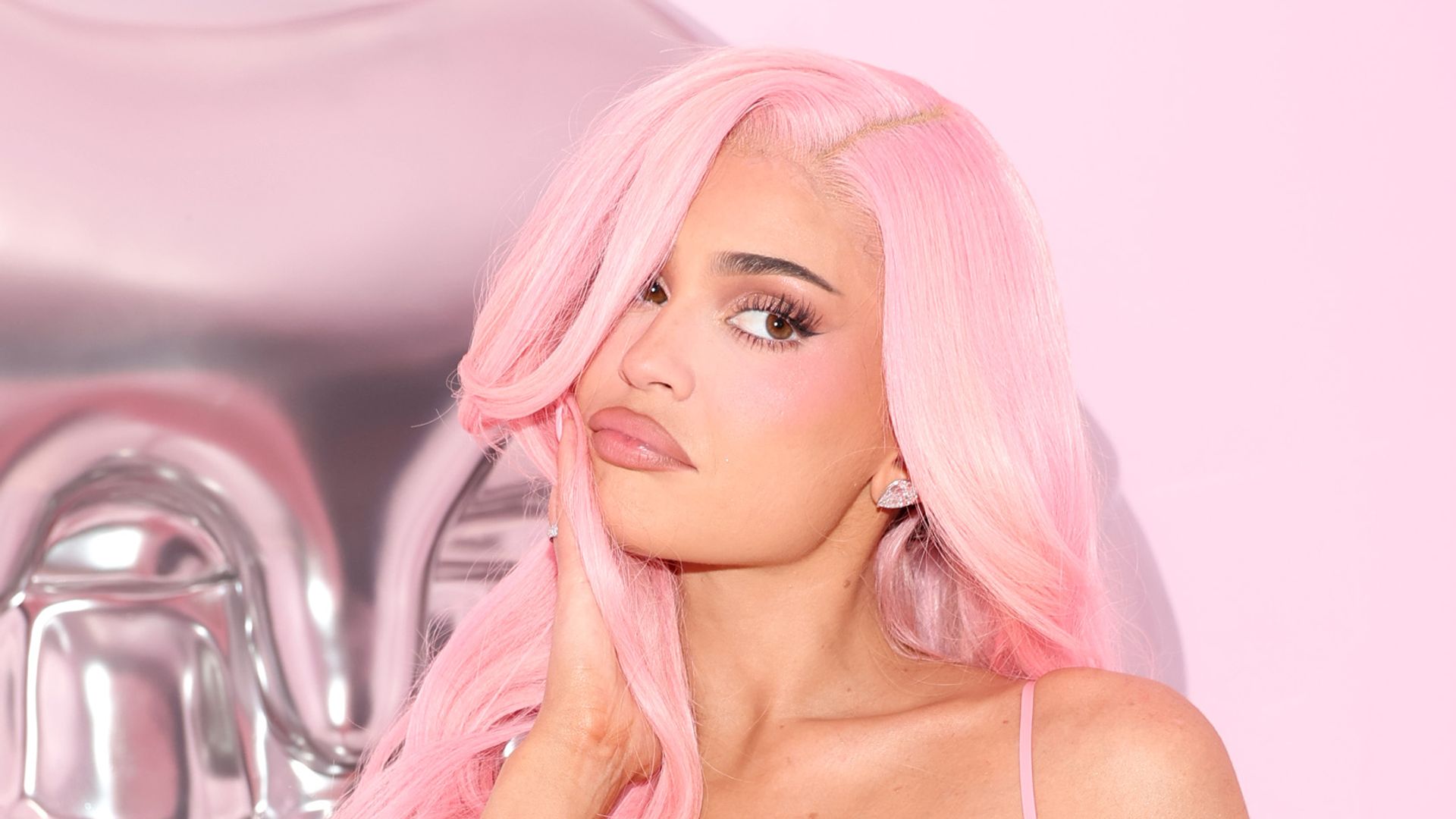 Kylie Jenner makes her live musical debut of her single 