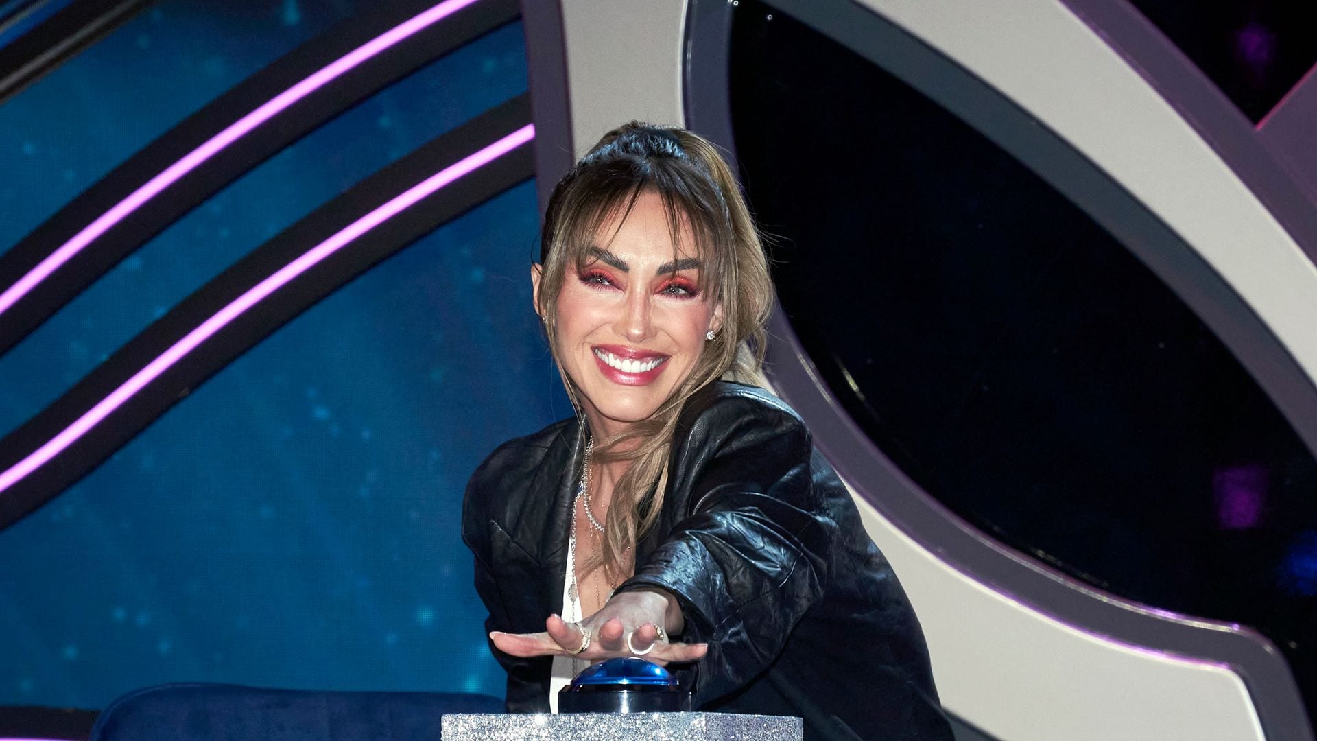 Anahí celebra por todo lo alto el regreso de '¿Quién es la Máscara?' con una gran fiesta junto a todo el elenco