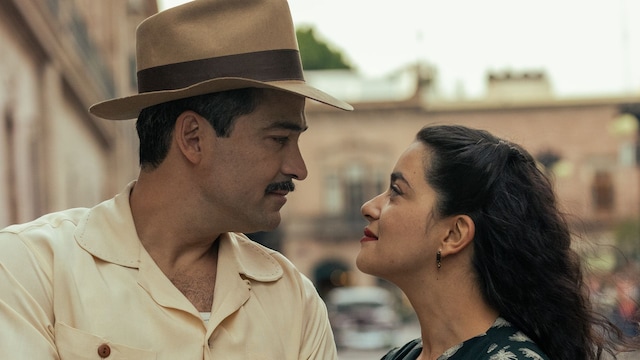 Alfonso Herrera and Paulina Gaitan as Simon and Serafina