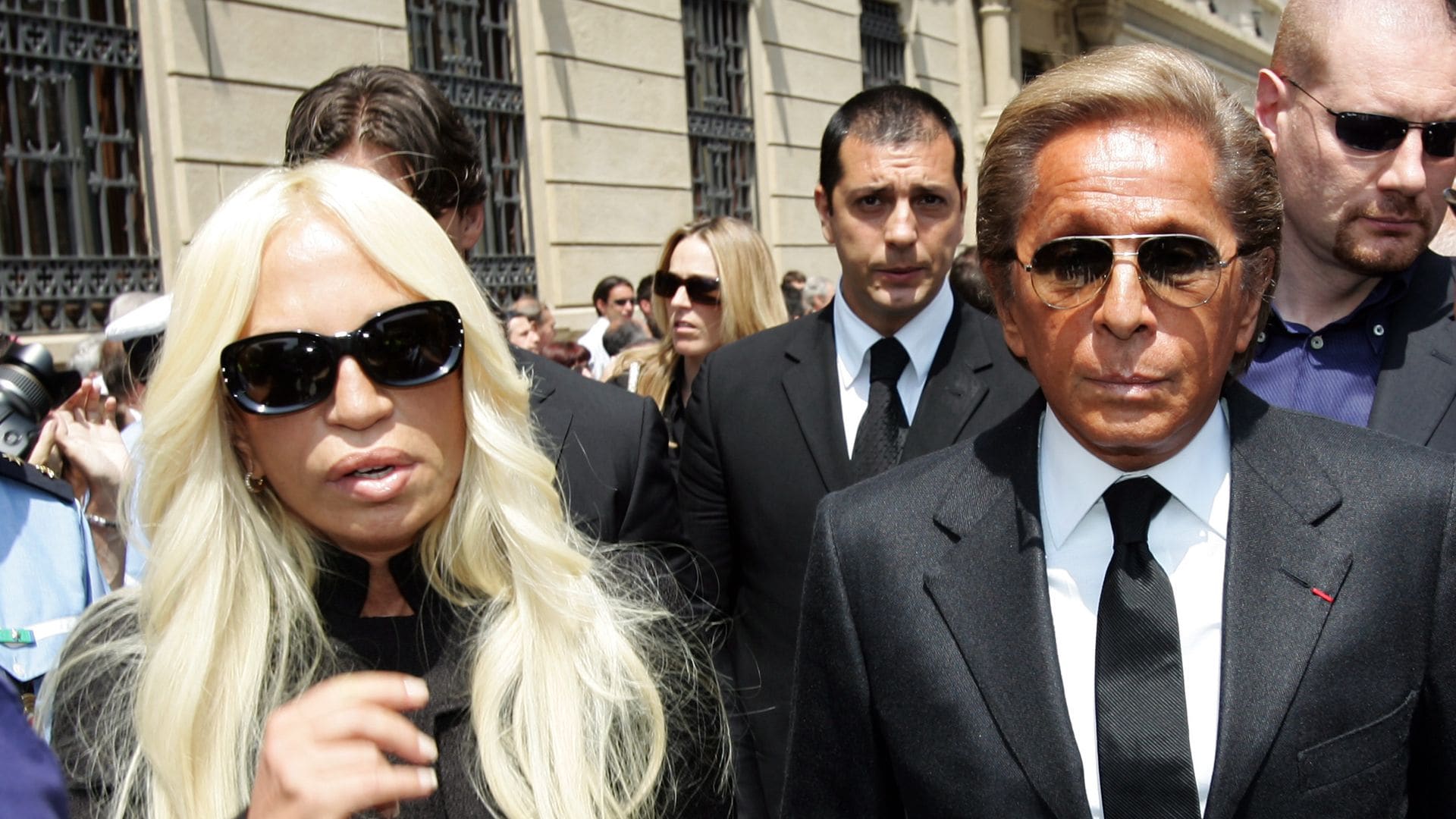 Valentino Garavani (R) and Donatella Versace arrives at  the funeral of Italian designer Gianfranco Ferre at St. Magno Church on June 19, 2007 in Legnano, Italy. The funeral for Ferre, who died  on June 17 at the age of 62 after suffering a massive brain hemorrhage, was held in the northern Italian town where he was born.  (Photo by Getty Images) 