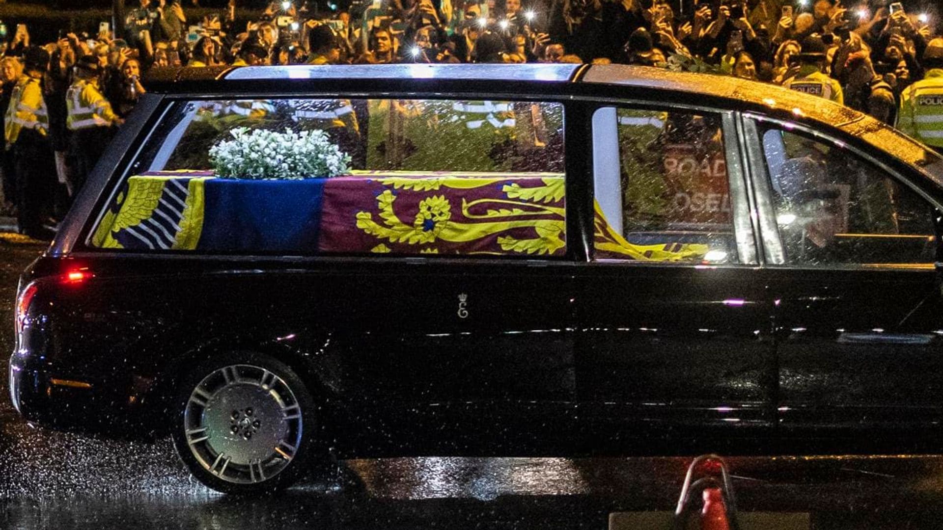Queen Elizabeth’s coffin arrives at Buckingham Palace