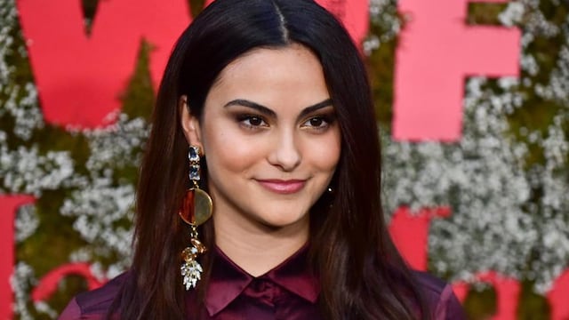 camila-mendes-holiday
