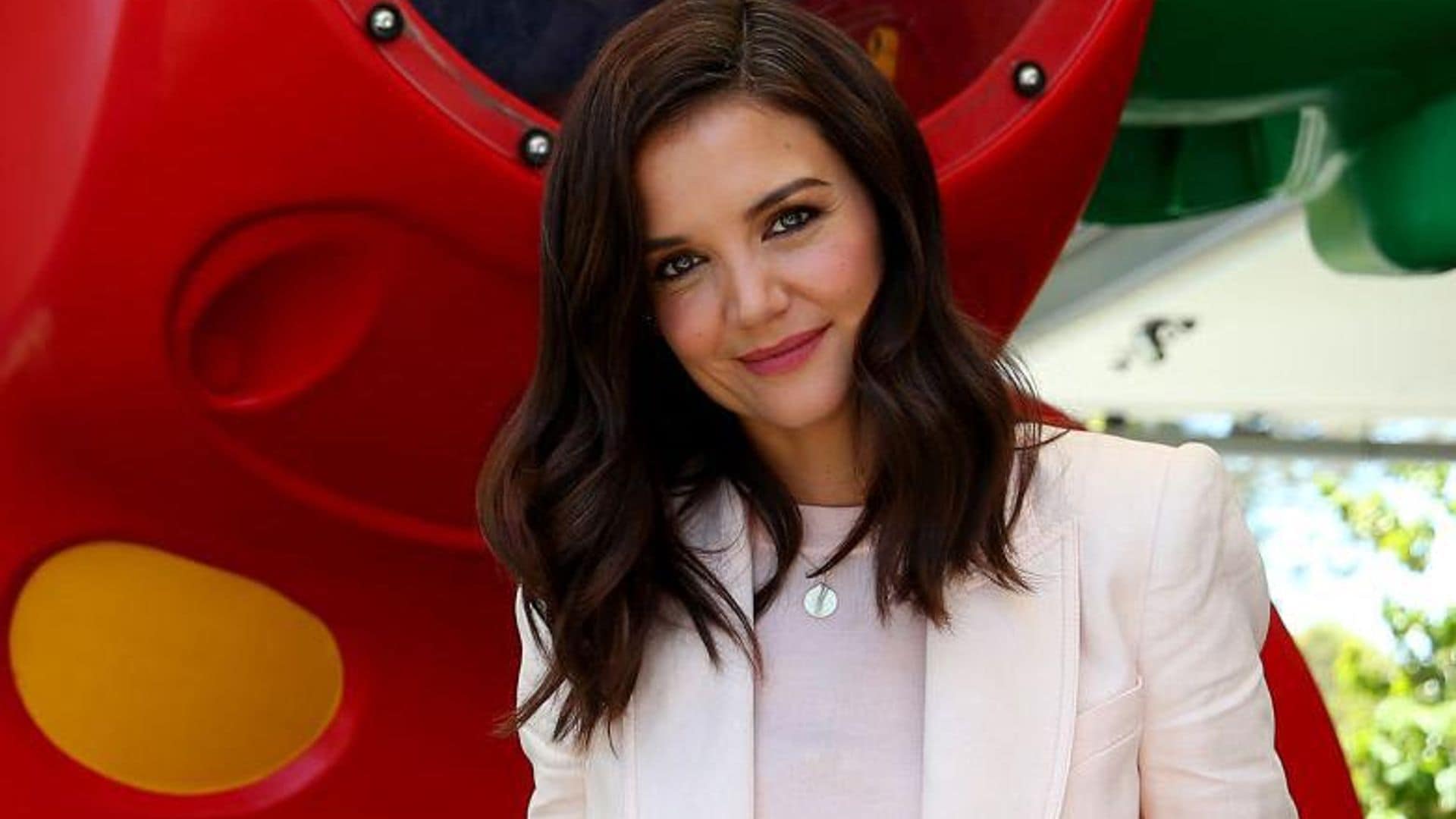 Katie Holmes luciendo un boxy blazer color rosa suave
