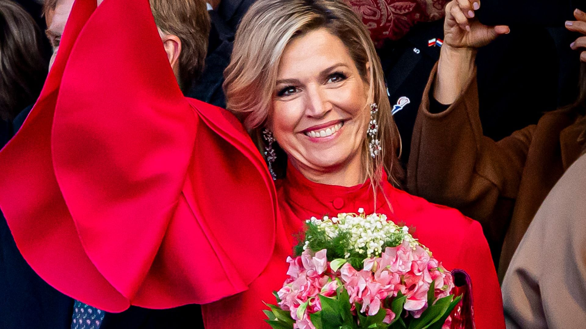 Queen Máxima brings bold glamour this fall in a fuchsia Oscar de la Renta she last wore six years ago