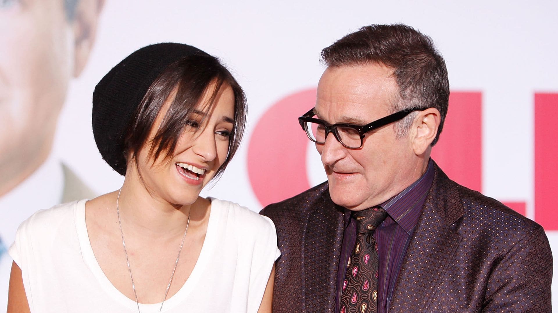  Zelda Williams (L) and Robin Williams arrive to the Los Angeles premiere of "Old Dogs" held at the El Capitan Theatre on November 9, 2009 in Hollywood, California.  