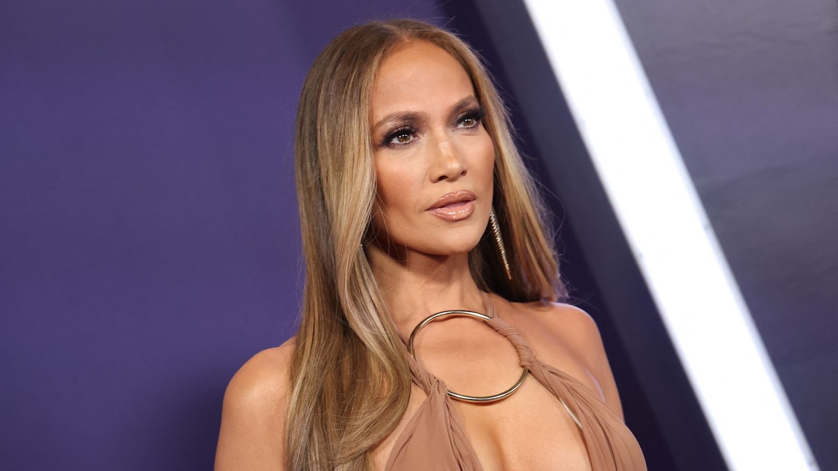 https://www.hola.com/us/horizon/landscape/cff74e0289c7-host-us-singer-and-actress-jennifer-lopez-poses-in-the-press-room-during-the-51s.jpg?im=Resize=(1200)