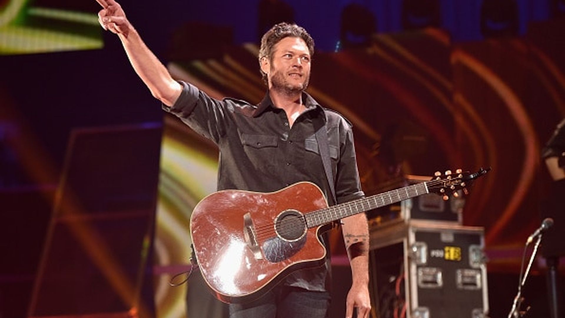 Blake Shelton announces tour, denies 'crazy' reports about his life on Twitter