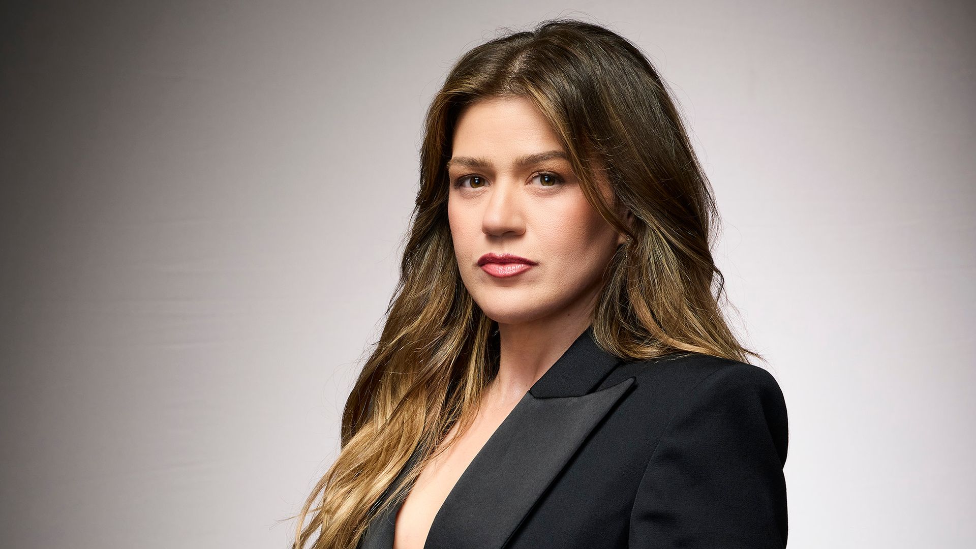 Kelly Clarkson debuts chic bob; her shortest haircut in years