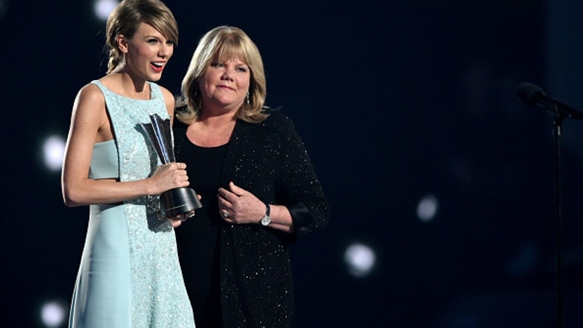 Taylor Swift's mom gives emotional speech at Academy of Country Music Awards
