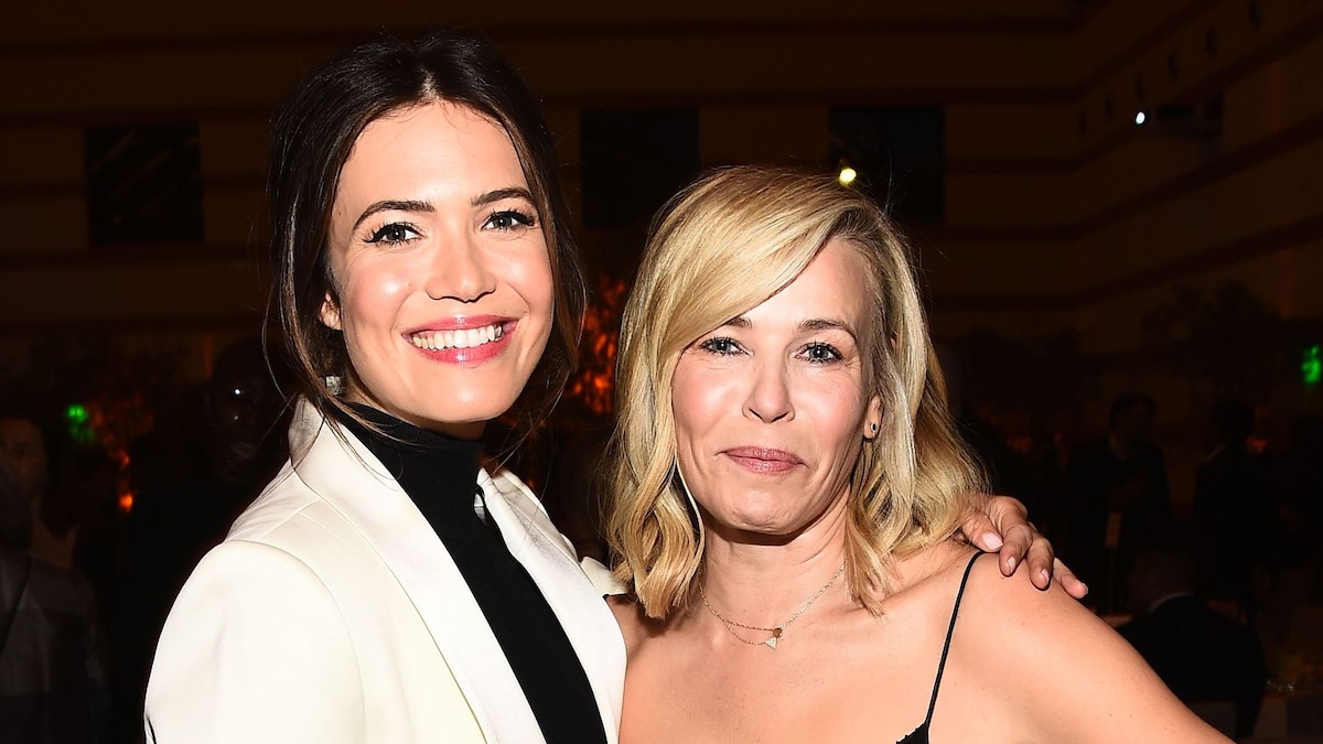 https://www.hola.com/us/horizon/landscape/d2f864a2e007-mandy-moore-and-chelsea-handler.jpg?im=Resize=(1200)